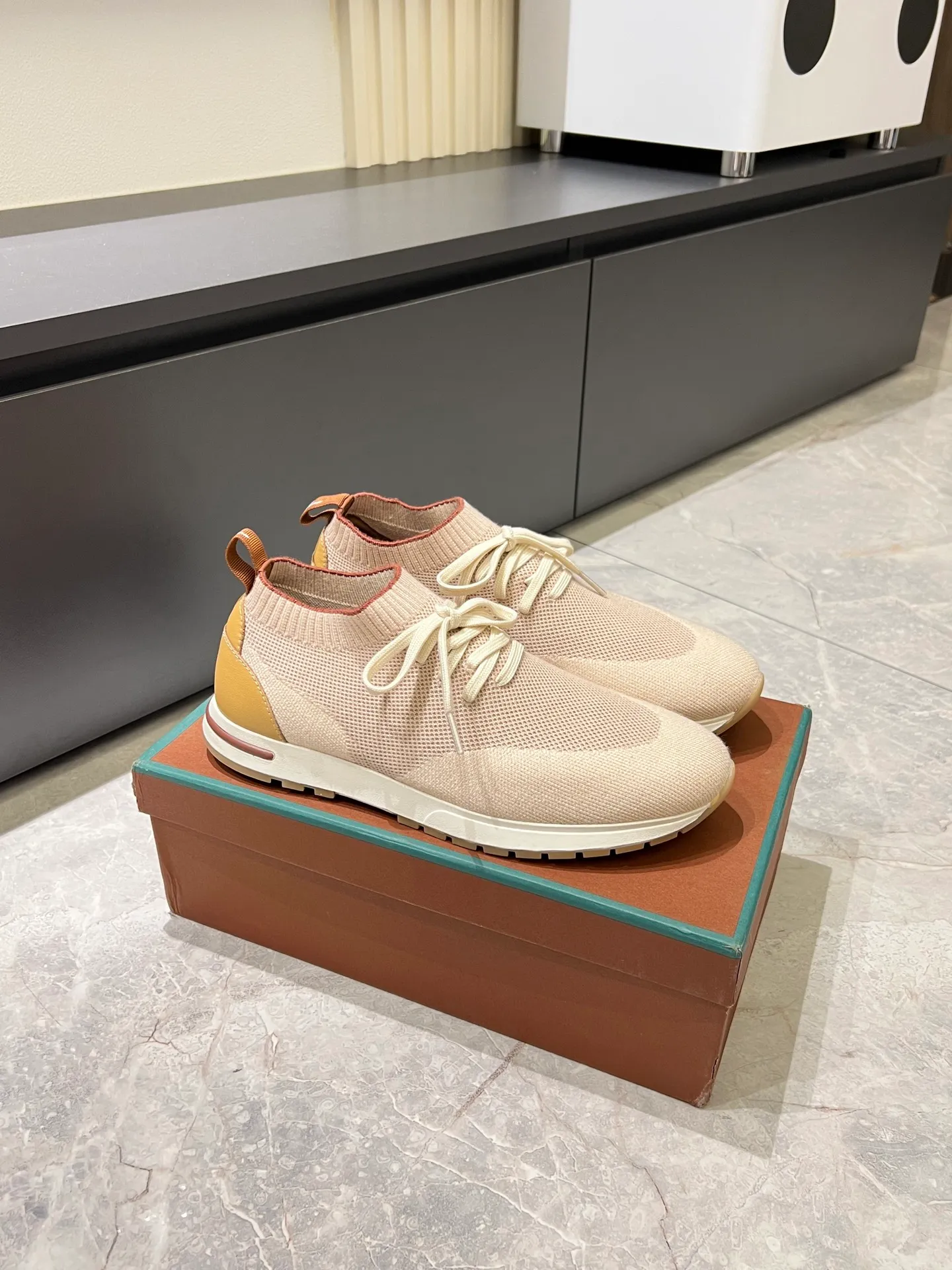 Men's Men's Shoes 💰p380 Loro Men's Shoes 💰piana/Noyo Piana 360 L Men's Shoes 💰p Flexy Walk Men's Sports Shoes These sports shoes are made of knitted wool uppers, and the heel is wrapped in smooth calf leather. Merino sheep are selected from Australia and New Zealand. The upper is machine-woven like a sweater, and then equipped with a white rubber outsole and a Kummel-colored sole. It is both beautiful and non-slip. The fabric is 100% cashmere and the insole is calf leather. It is super comfortable on the feet! Comes with full original packaging! Multiple colors available! Size: 38-44 (45 customized)